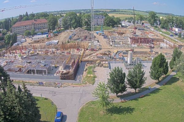 U Nemocnice Jihlava pokračuje výstavba parkovacího domu. Kraj zvažuje navýšení kapacity až na 704 míst