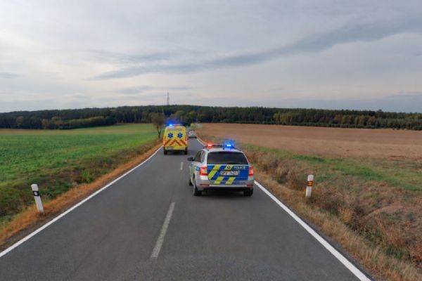 U Stříbra na II/230 při odbočování na Lhotu srazila dvě auta, dva lidé zraněni