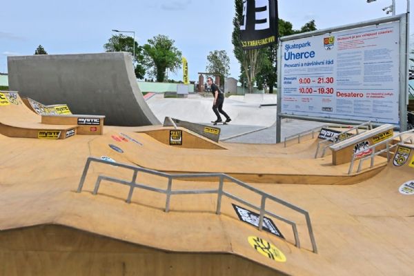 Úherce na severním Plzeňsku mají nový 600m2 skatepark s oblými nájezdy, stál 3,8 milionu