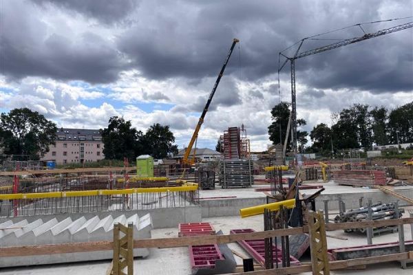 V Nemocnici Jihlava pokračuje stavba nového pavilonu a parkovacího domu. Přibude až 704 parkovacích míst