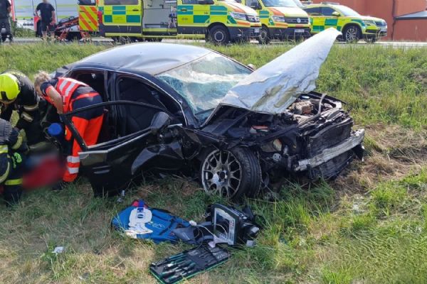 Vážná nehoda na tahu z Klatov do Plzně. Čtyři zranění, pro mladou ženu letěl vrtulník