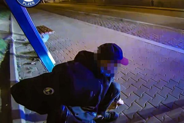 Večerní zásah v Šumavské. Hlídka MP pomáhala 75letému muži v bolestech