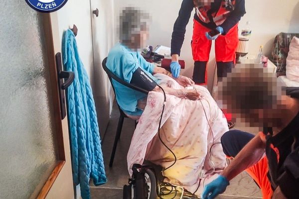 Volání o pomoc z bytu na Doubravce nepřeslechl soused. Strážníci našli zmatenou seniorku