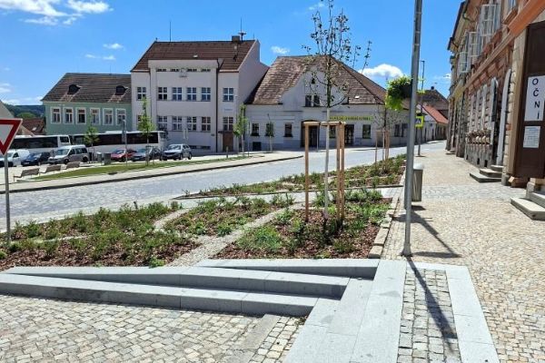 Volyně dokončila obnovu náměstí Svobody. Centrum získalo novou dlažbu, zeleň i upravený prostor pro lidi