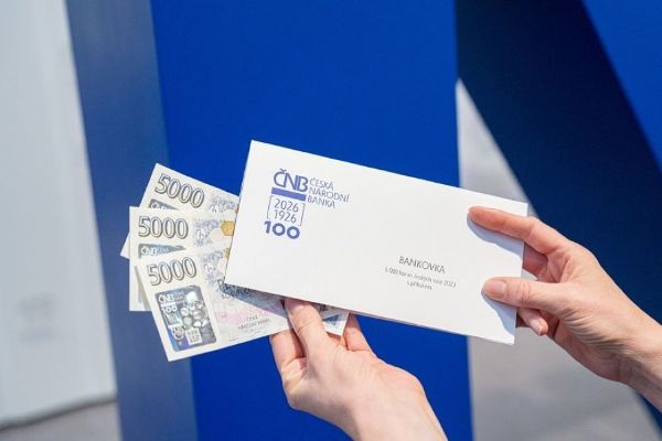 Výroční pětitisícikoruna přilákala stovky lidí. Fronta v Praze sahala až k Jindřišské