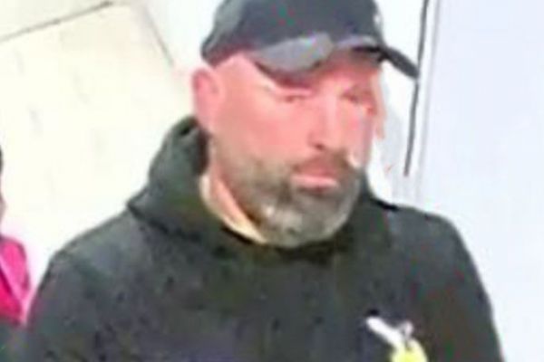 Z bytu v Plzni zmizelo přes 200 tisíc. Policie hledá muže z kamer