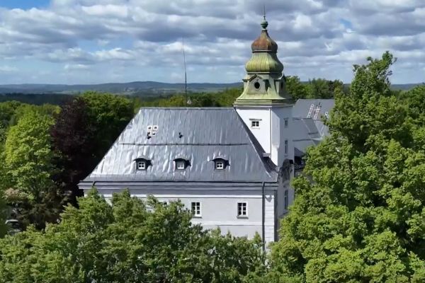 Z chátrajícího zámku je první centrum dlouhodobé péče v Česku. Téměř se zaplnilo