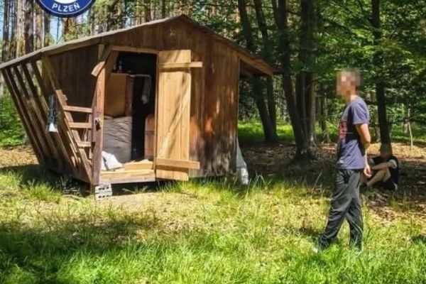 Z lesního domku na Borských polích si udělali noclehárnu. Strážníci uvnitř našli dva muže