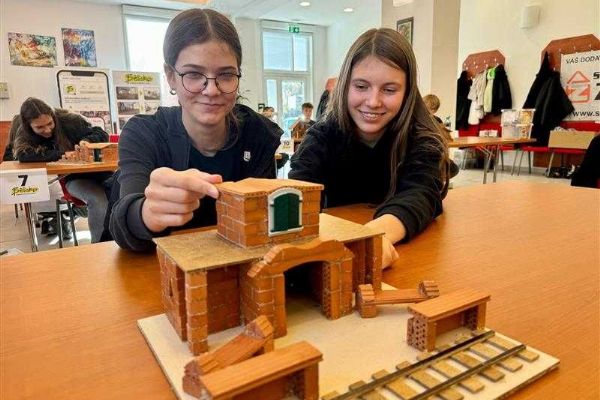 Žákyně ze Žďáru nad Sázavou zvítězily v soutěži o nejhezčí nádraží z cihliček