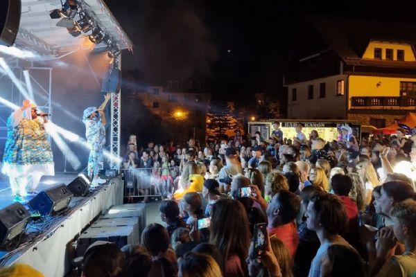 Železná Ruda ožila slavnostmi. Město oslavilo 20 let partnerství s Bavorskou Rudou