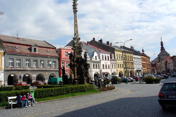 Jaroměř ruší placené stání na náměstí, vrací platby za parkovací karty