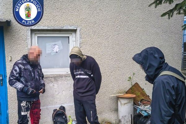 Otevřené okno, tři vetřelci. Noční výprava do firmy v Domažlické skončila v rukou policie