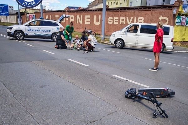 Auto v centru Plzně srazilo muže na koloběžce. Podle svědků jelo po vedlejší