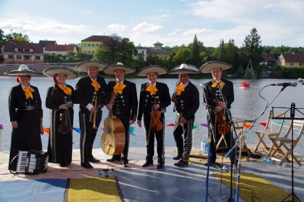 Benátská noc v Holoubkově nabídne koncerty, plavbu lodí i ohňostroj nad rybníkem