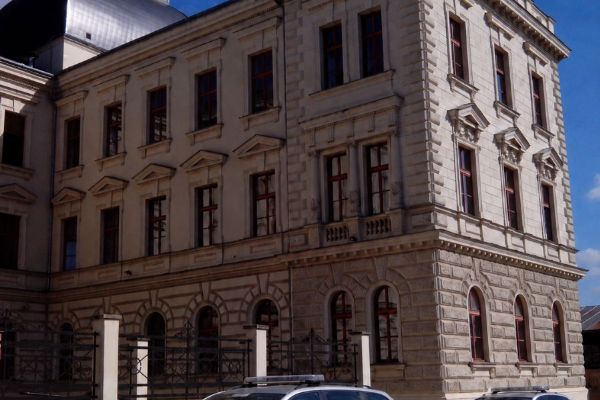 Bombu si vymysleli, aby nemuseli k soudu. Výhrůžka v Plzni skončila obviněním dvojice