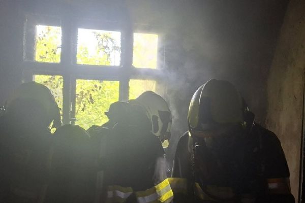 Bývalý CD Hotel v Plzni znovu hořel. Karlovarská ulice stála, hasiči vyvedli jednoho člověka
