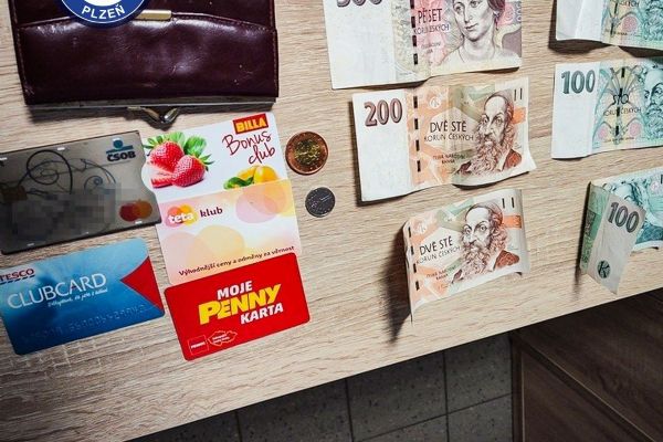 Další poctivý nálezce vrátil peněženku nalezenou u Radnice Slovany