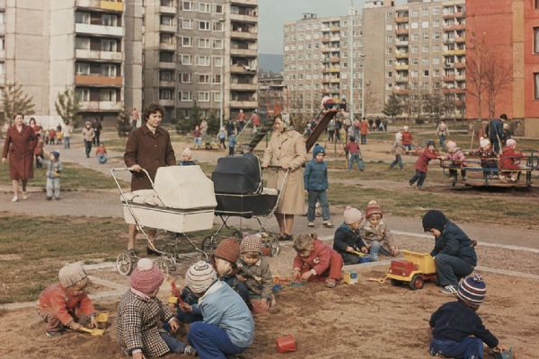 Demografická vlna potomků Husákových dětí postupuje školami. Největší tlak je na středních školách