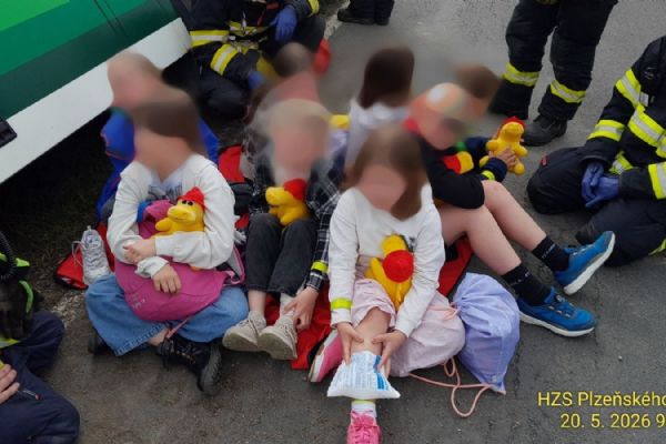 Děti a učitelky po nehodě autobusu ošetřili lékaři v Rokycanské nemocnici