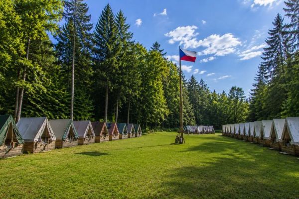 Dětské domovy stále čekají na vrácení peněz za zrušené tábory. Vyplacení náhrad zdržuje policejní prověřování