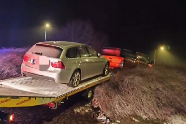 Ford Ranger s přívěsem zůstal viset na kruhovém objezdu