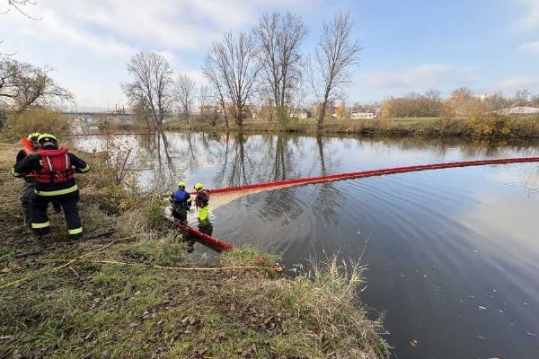 Hasiči v Litoměřicích trénovali zásah při úniku ropných látek do řek