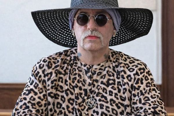 Hledaný extremista si změnil pohlaví a nenastoupil do vězení. V Plzni teď čeká na vydání