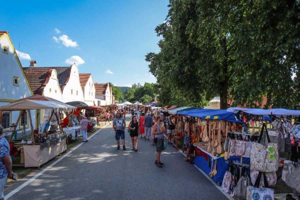 Holašovice: Selské slavnosti lákají tisíce, přínos v milionech