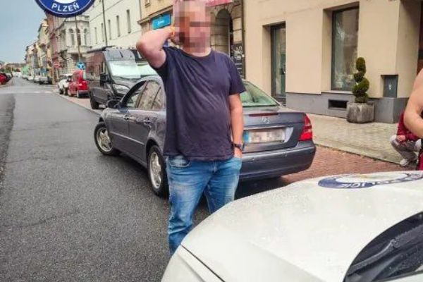 Jel pro cigarety, nadýchal přes dvě promile. Strážníci ho zastavili v centru Plzně