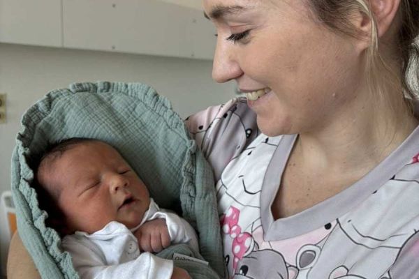 Jihlavská porodnice posiluje péči: fyzioterapie pomáhá novorozencům i rodičům