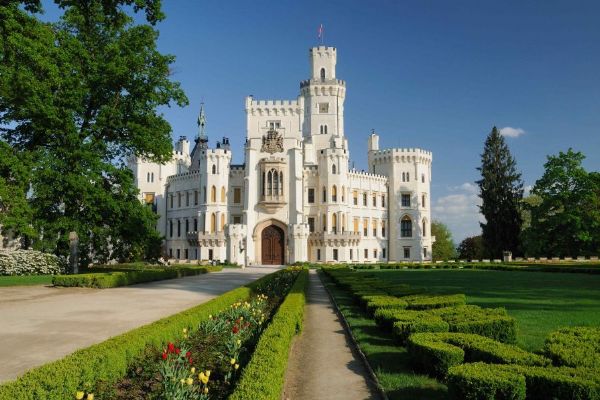 Jihočeské památky zatím mírně ztrácejí, červenec přinesl oživení. Hluboká v červenci předčila Krumlov, srpen rozhodne