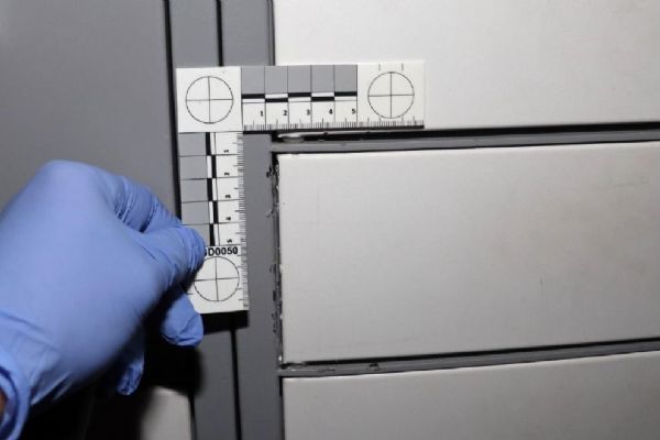 Kamera přistihla lupiče u zásilkových boxů