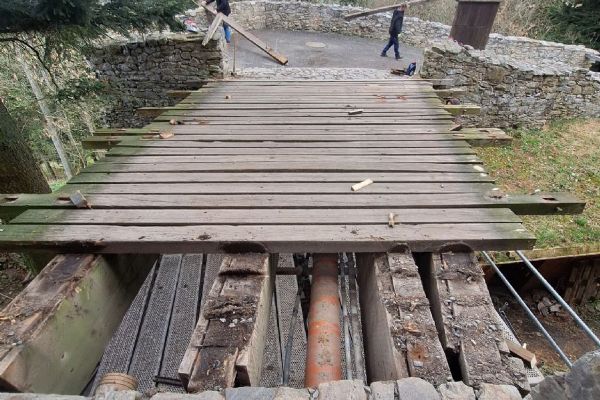 Kašperk mění mostky před sezonou. Staré dřevo po dvaceti letech dosloužilo