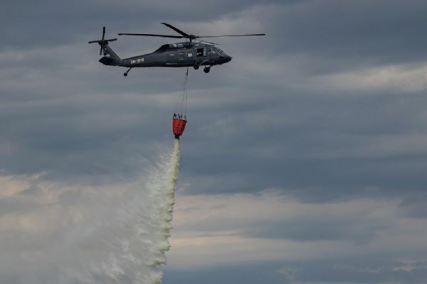 Les u Brodu hořel až do korun stromů. Hasičům pomáhal Black Hawk i drony