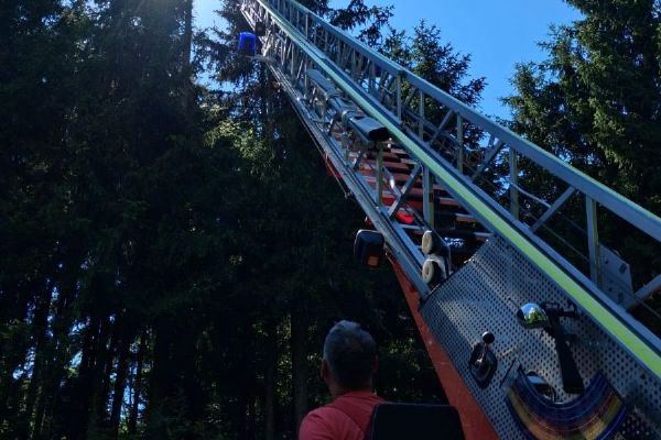 Let skončil v koruně stromu. Českou paraglidistku zachraňovali němečtí hasiči