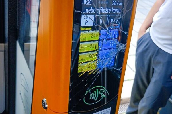 Mladík ničil terminál v autobuse, jiná skupinka demolovala lavičky