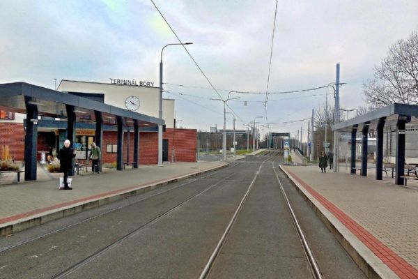 Na Borech přepadl seniorku a strhl jí kabelku. Muž skončil ve vazbě hned druhý den