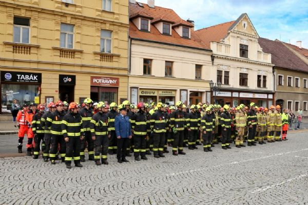 Na rokycanském náměstí řezali auta a zachraňovali zraněné. Memoriál vyhráli domácí hasiči