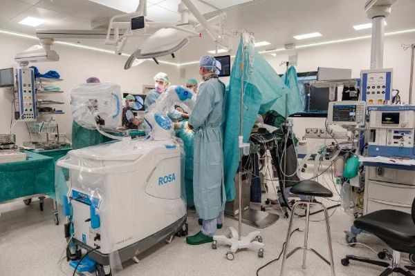 Nemocnice České Budějovice provádí oboustranné náhrady kloubů s pomocí robotické asistence