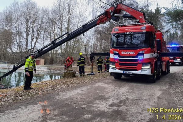 Noční jízda skončila ve vodě. Mladý řidič u Kaznějova nadýchal 1,5 promile