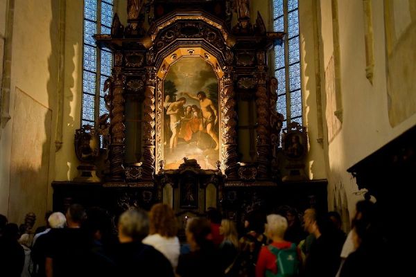 Noční prohlídky kostela sv. Jana Křtitele v Jindřichově Hradci odhalí gotické malby i běžně skrytá místa