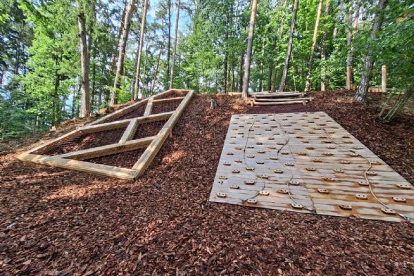 Nová hřiště za pět milionů poničili vandalové hned po otevření. Zaslouží si společnost takové investice?