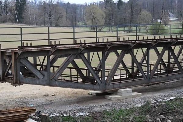 Nýtovaný železniční most čeká nový život jako lávka přes Sázavu