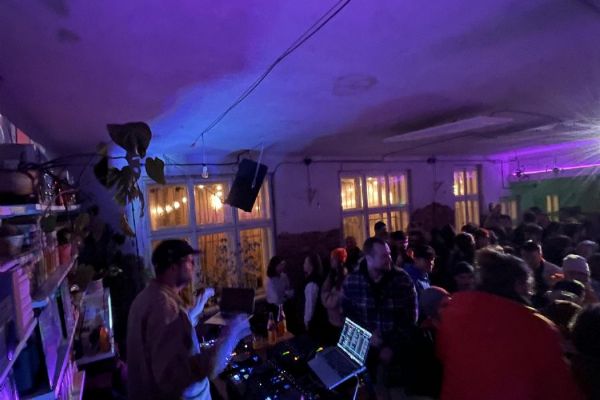 Pestrý Tuk Tuk Market v Plzni - jídlo, dárky a hudba