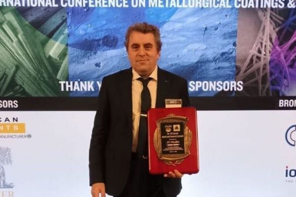 Plzeňský fyzik prorazil v USA. Jiří Houška získal prestižní cenu za výzkum materiálů