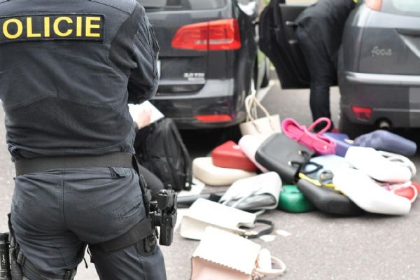 Plzeňští celníci zadrželi padělky za 4 miliony