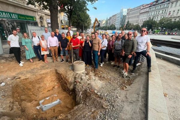 Pod budoucí tramvajovou tratí na Václavském náměstí uložili časovou schránku pro budoucí generace