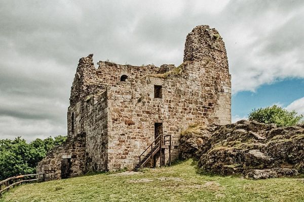 Pod hradem Přimda ožije středověk. Oslavy 900 let slibují rytíře, průvod i večerní program