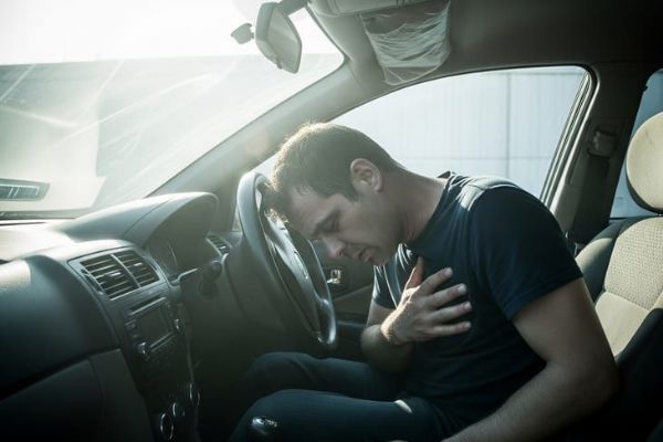 Policie zachránila muže před sebevraždou, našla ho v autě během hodiny