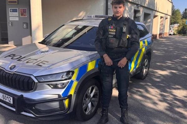 Policista z Vysočiny ve volnu pomohl vyčerpanému plavci uprostřed nádrže. Na paddleboardu ho dopravil ke břehu